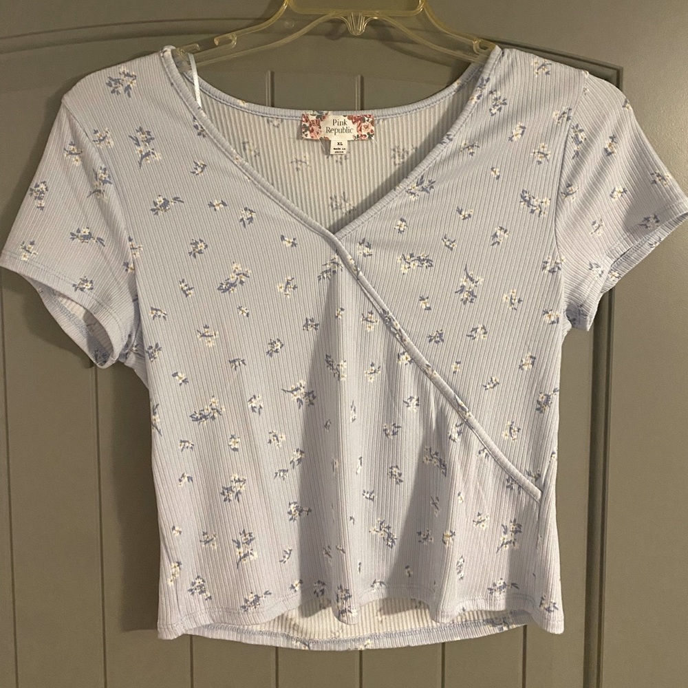 Cute summer flower top. It is brand new without the tags. It is light blue